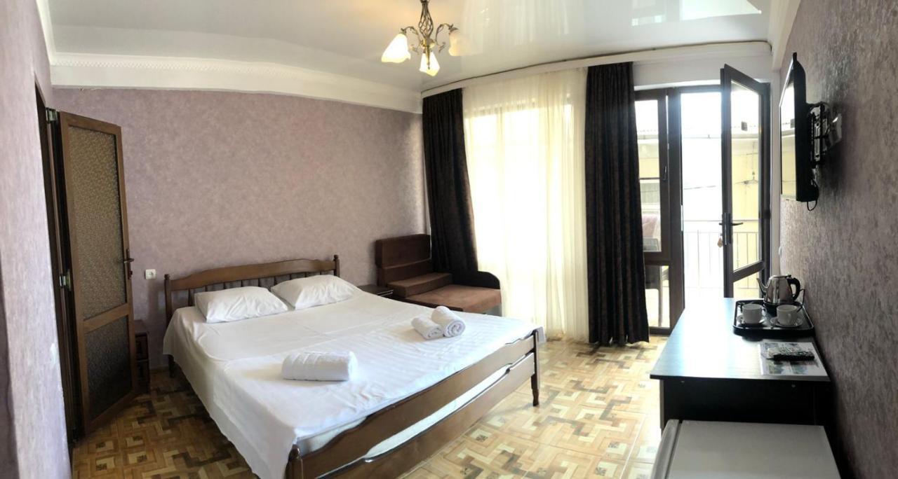 Отель "Дея" Gagra Extérieur photo